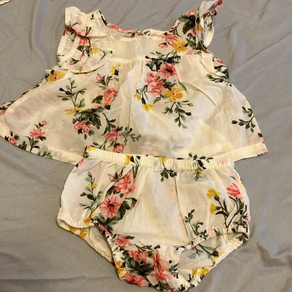 🌸  3/$15 Bundle of baby clothes - Picture 14 of 17